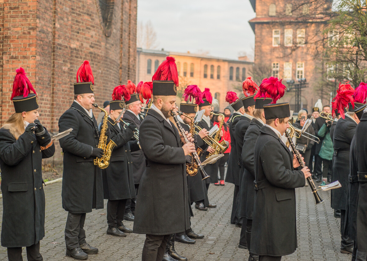 Za nami kolejna pobudka górnicza na osiedlu Nikiszowiec. Orkiestra KWK Wieczorek znów dała wspaniały pokaz, pogoda dopisała, a ludzie byli zachwyceni.