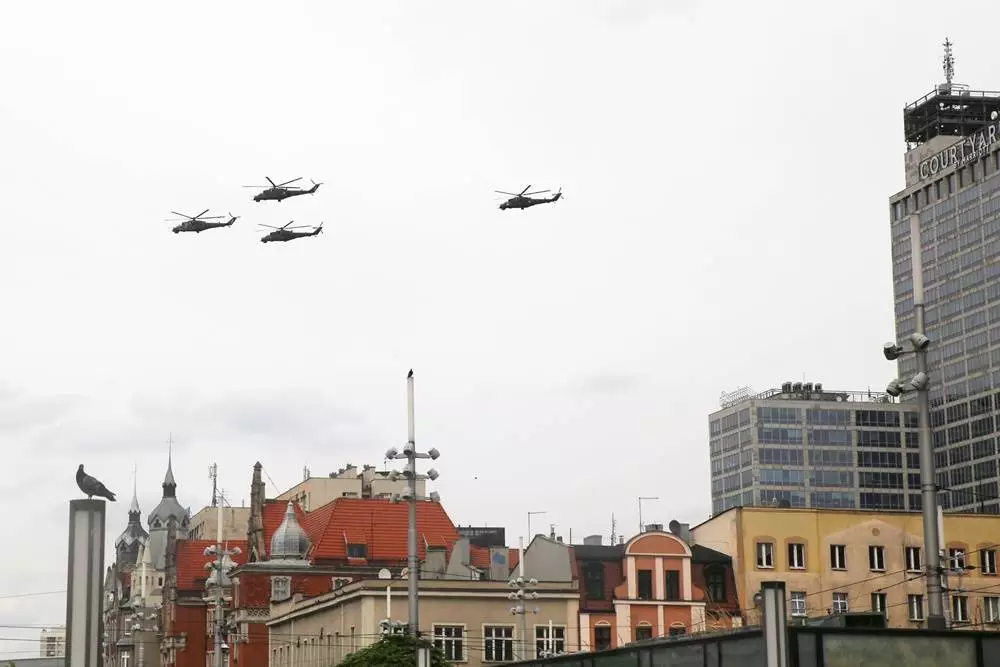 Wśród mieszkańców wiele emocji wzbudził wczoraj widok helikopterów wojskowych i samolotów, które pojawiły się nad Katowicami i pobliskimi miastami.
