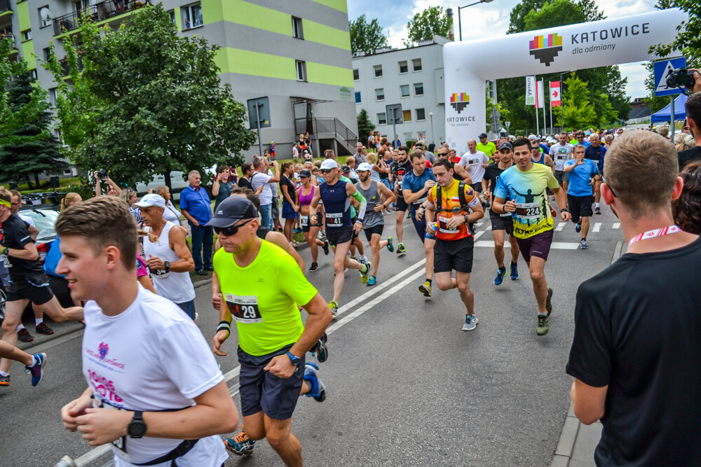 Kilkaset osób wzięło udział w IV edycji szopienickiego biegu. Pogoda dopisała, frekwencja także, a my mamy dla Was prawie 200 zdjęć, łapcie!