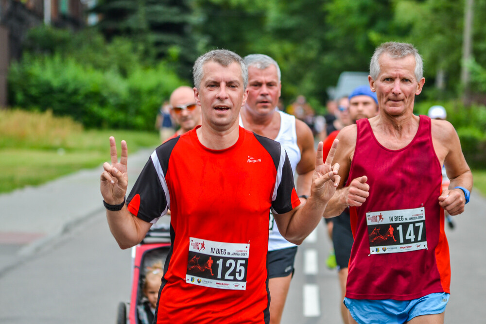 Kilkaset osób wzięło udział w IV edycji szopienickiego biegu. Pogoda dopisała, frekwencja także, a my mamy dla Was prawie 200 zdjęć, łapcie!