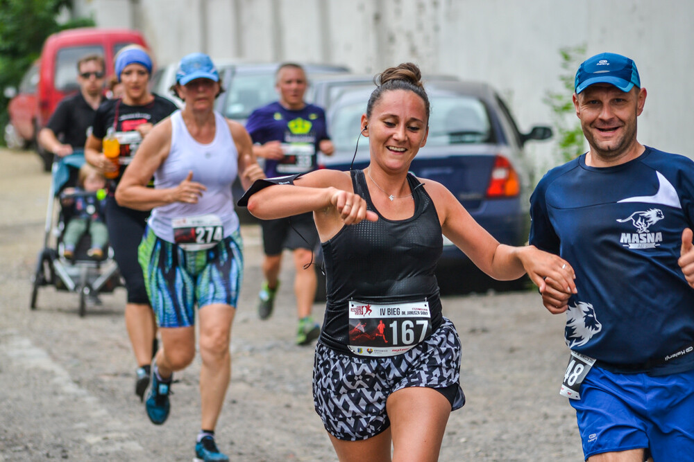 Kilkaset osób wzięło udział w IV edycji szopienickiego biegu. Pogoda dopisała, frekwencja także, a my mamy dla Was prawie 200 zdjęć, łapcie!
