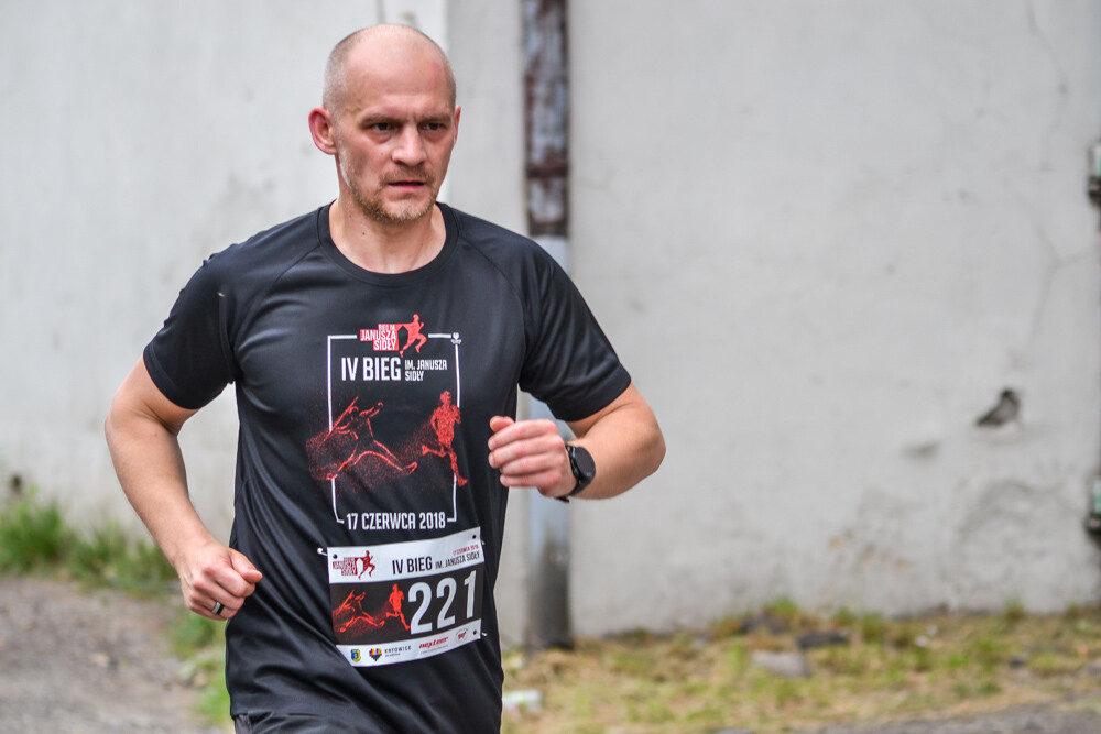 Kilkaset osób wzięło udział w IV edycji szopienickiego biegu. Pogoda dopisała, frekwencja także, a my mamy dla Was prawie 200 zdjęć, łapcie!