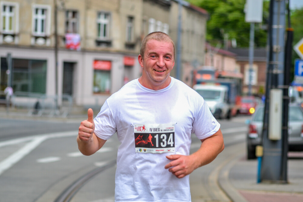 Kilkaset osób wzięło udział w IV edycji szopienickiego biegu. Pogoda dopisała, frekwencja także, a my mamy dla Was prawie 200 zdjęć, łapcie!