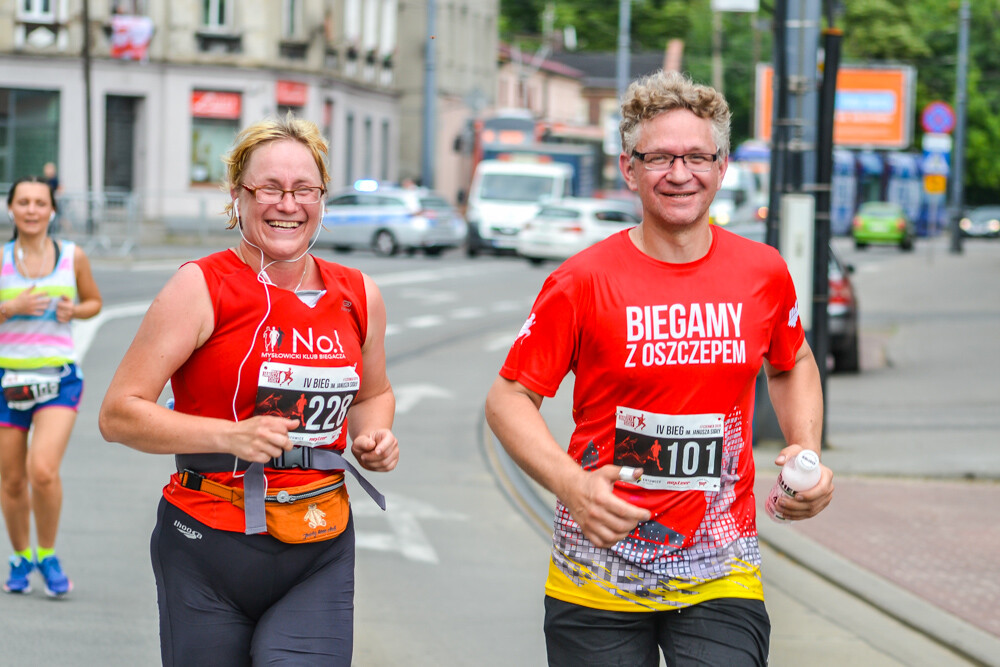 Kilkaset osób wzięło udział w IV edycji szopienickiego biegu. Pogoda dopisała, frekwencja także, a my mamy dla Was prawie 200 zdjęć, łapcie!