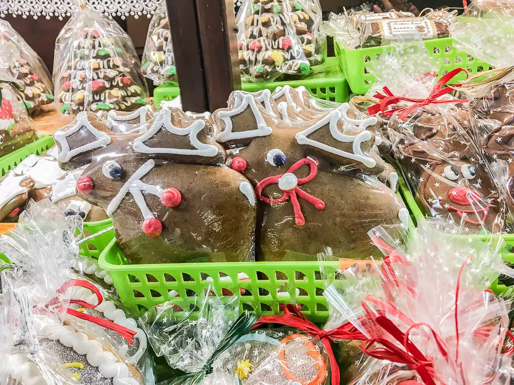 Od kilku dni na katowickim rynku trwa Jarmark Bożonarodzeniowy, na przybyłych  czeka kilkadziesiąt stoisk, karuzela, strefa gastro z grzańcem i plackami, scena z muzyką na żywo i... lodowisko.