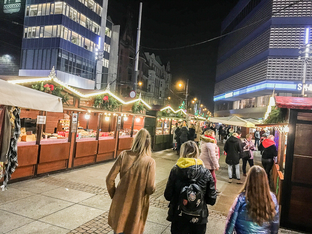 Od kilku dni na katowickim rynku trwa Jarmark Bożonarodzeniowy, na przybyłych  czeka kilkadziesiąt stoisk, karuzela, strefa gastro z grzańcem i plackami, scena z muzyką na żywo i... lodowisko.