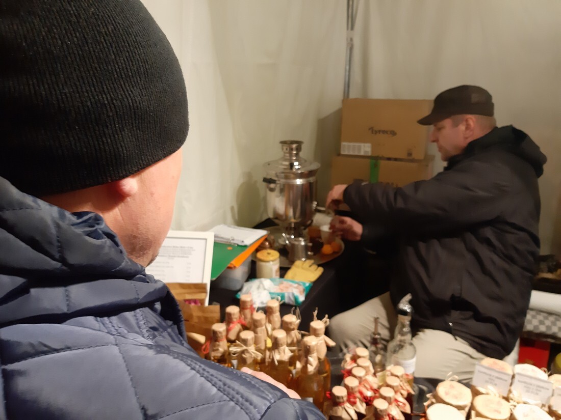 Już po raz dwunasty wśród zabytkowych murów Nikiszowca odbywa się bożonarodzeniowy jarmark. 200 wystawców prezentujących fantastyczne rękodzieła i rzemieślnicze wyroby jak co roku przyciągnęło prawdziwe tłumy. 