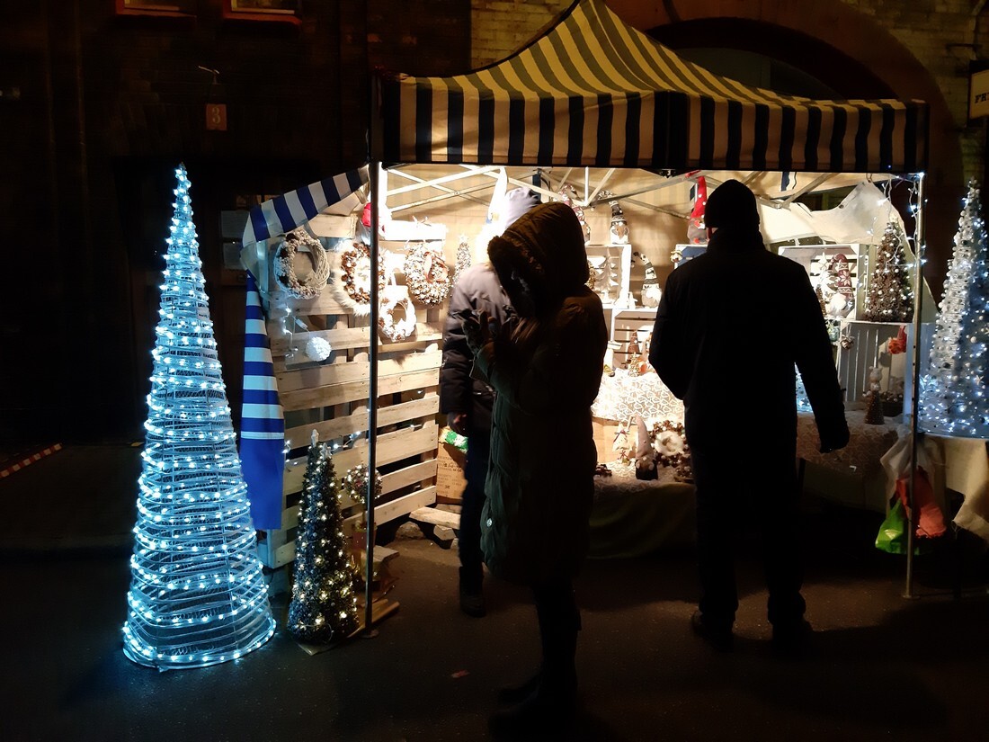 Już po raz dwunasty wśród zabytkowych murów Nikiszowca odbywa się bożonarodzeniowy jarmark. 200 wystawców prezentujących fantastyczne rękodzieła i rzemieślnicze wyroby jak co roku przyciągnęło prawdziwe tłumy. 