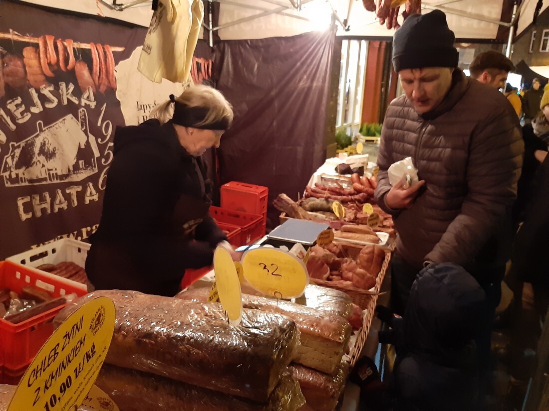 Już po raz dwunasty wśród zabytkowych murów Nikiszowca odbywa się bożonarodzeniowy jarmark. 200 wystawców prezentujących fantastyczne rękodzieła i rzemieślnicze wyroby jak co roku przyciągnęło prawdziwe tłumy. 