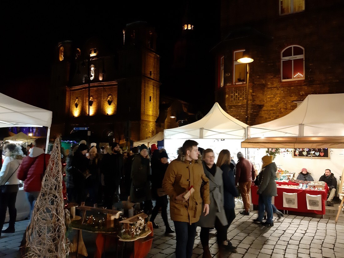 Już po raz dwunasty wśród zabytkowych murów Nikiszowca odbywa się bożonarodzeniowy jarmark. 200 wystawców prezentujących fantastyczne rękodzieła i rzemieślnicze wyroby jak co roku przyciągnęło prawdziwe tłumy. 