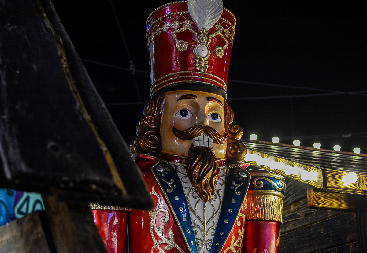 Na katowickim rynku od kilkunastu dni trwa jarmark bożonarodzeniowy. Kilkadziesiąt kolorowych stoisk, muzyka, światła - smaczne jedzenie i świąteczny nastrój. Warto tam zajrzeć, choćby na chwilę.