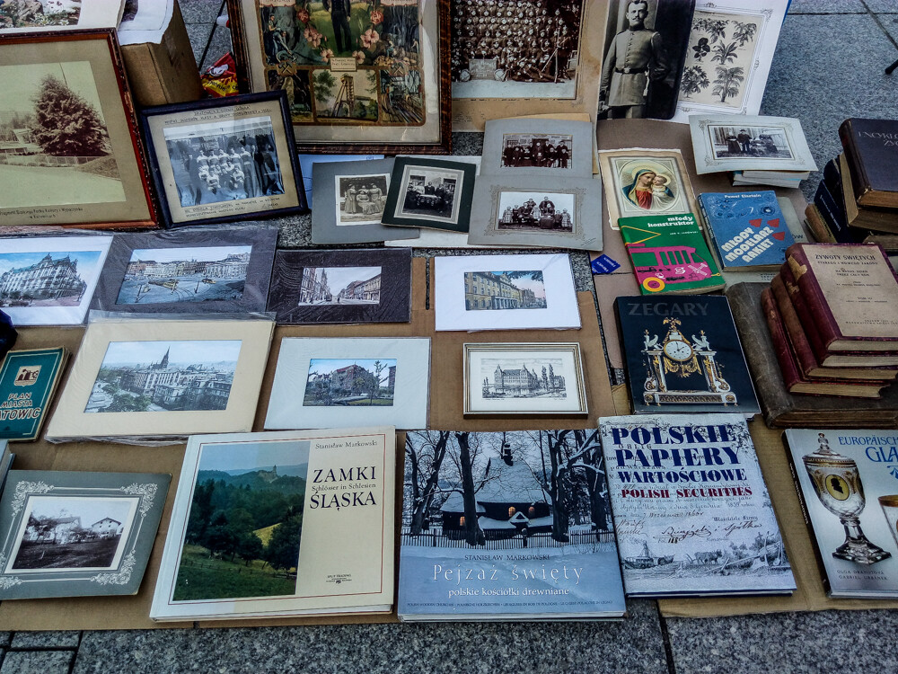 Książki, winyle, militaria, wiekowe meble, stuletnia porcelana - takie atrakcje od dziś na rynku. Jarmark Staroci potrwa do niedzieli. Mamy zdjęcia!