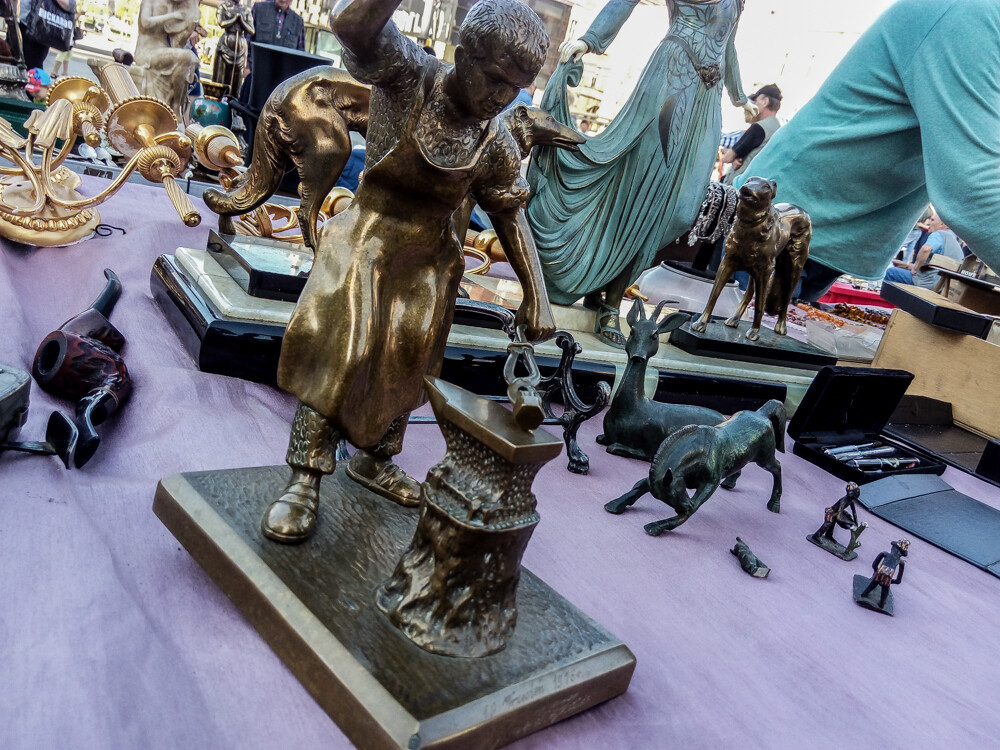 Książki, winyle, militaria, wiekowe meble, stuletnia porcelana - takie atrakcje od dziś na rynku. Jarmark Staroci potrwa do niedzieli. Mamy zdjęcia!