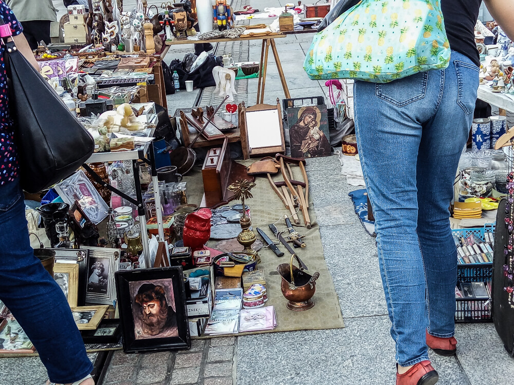 Książki, winyle, militaria, wiekowe meble, stuletnia porcelana - takie atrakcje od dziś na rynku. Jarmark Staroci potrwa do niedzieli. Mamy zdjęcia!