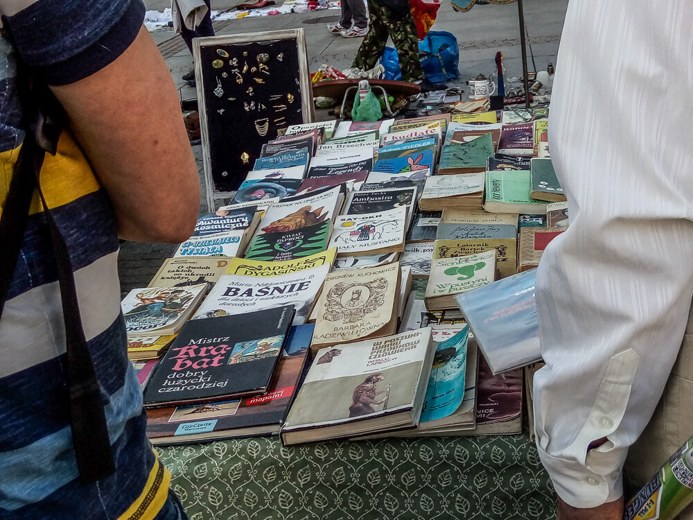 Książki, winyle, militaria, wiekowe meble, stuletnia porcelana - takie atrakcje od dziś na rynku. Jarmark Staroci potrwa do niedzieli. Mamy zdjęcia!