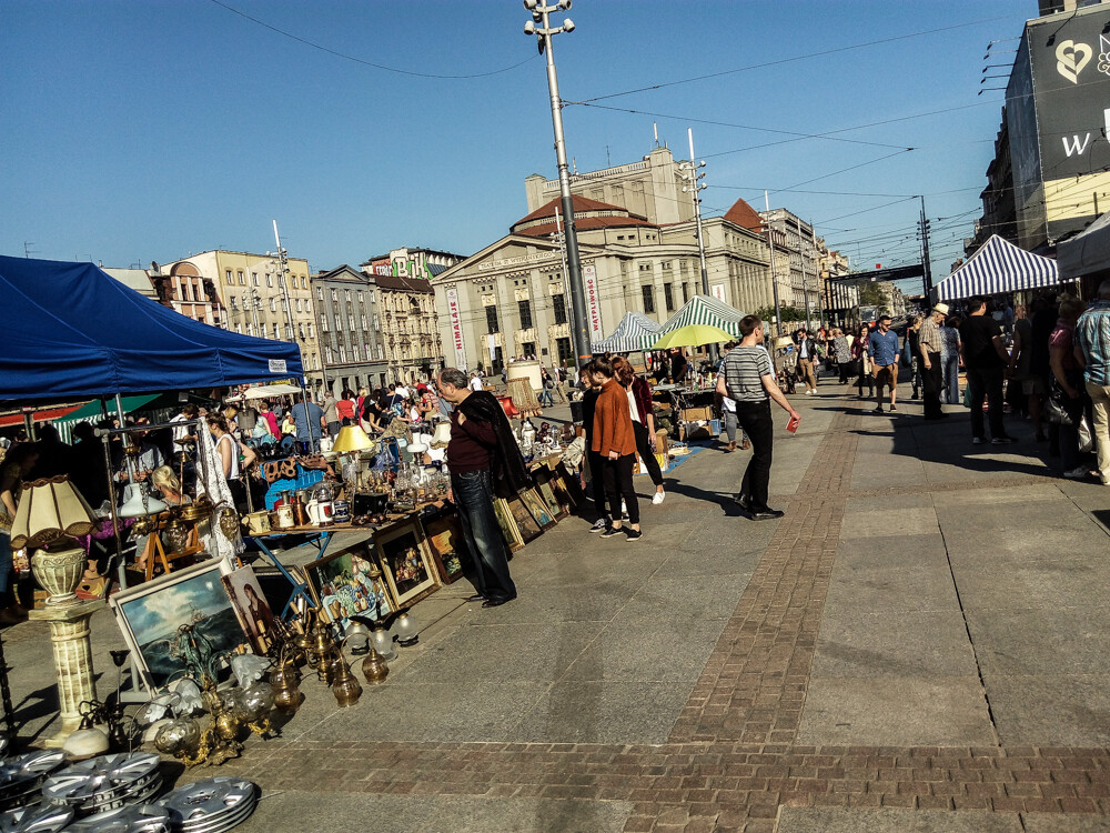 Książki, winyle, militaria, wiekowe meble, stuletnia porcelana - takie atrakcje od dziś na rynku. Jarmark Staroci potrwa do niedzieli. Mamy zdjęcia!
