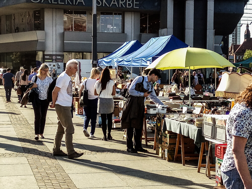 Książki, winyle, militaria, wiekowe meble, stuletnia porcelana - takie atrakcje od dziś na rynku. Jarmark Staroci potrwa do niedzieli. Mamy zdjęcia!
