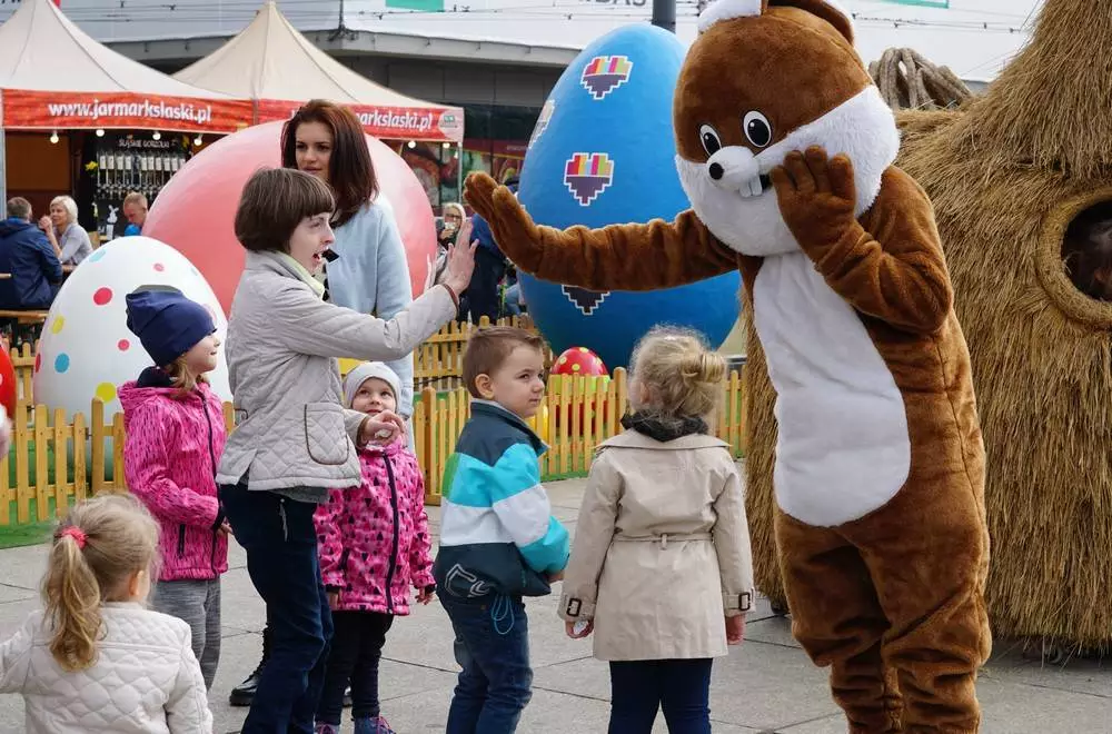 Na Jarmarku Wielkanocnym w Katowicach dzieci miały okazję spotkać prawdziwe świąteczne zajączki!