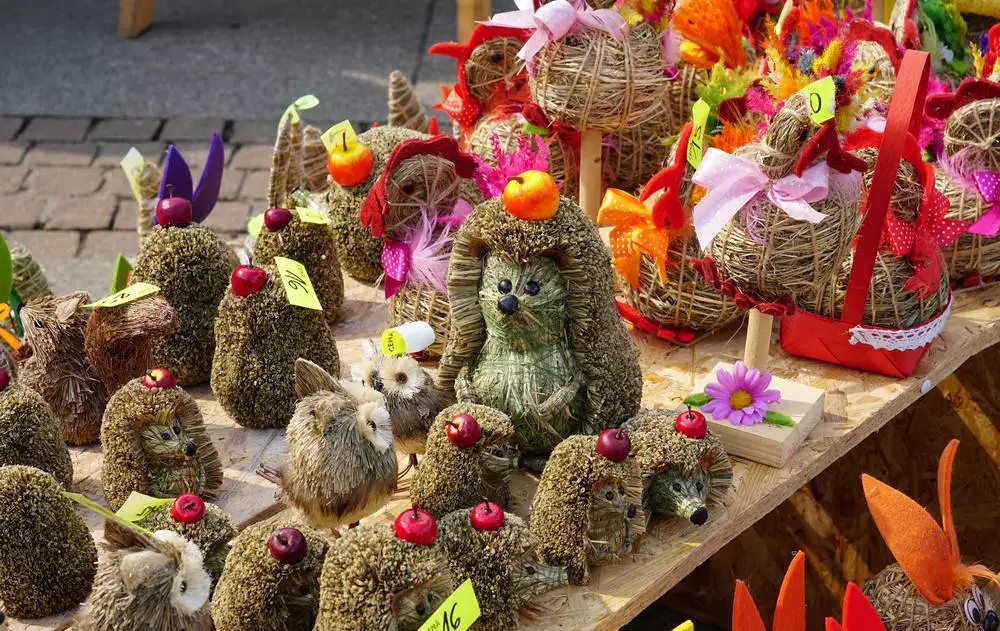 Trwa tradycyjny Jarmark Wielkanocny w Katowicach. Na rynku można zaopatrzyć się w tradycyjne wędliny, sery i miody, kupić dekoracje świąteczne i koszyczki na święconkę. Dzieci znajdą dla siebie wiele atrakcji!