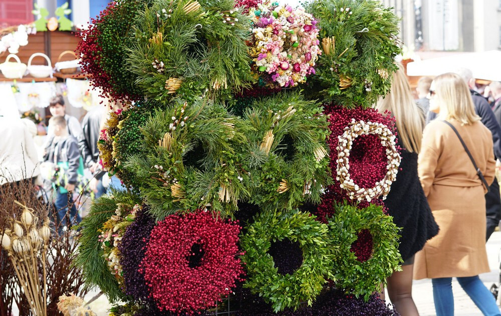 Trwa tradycyjny Jarmark Wielkanocny w Katowicach. Na rynku można zaopatrzyć się w tradycyjne wędliny, sery i miody, kupić dekoracje świąteczne i koszyczki na święconkę. Dzieci znajdą dla siebie wiele atrakcji!