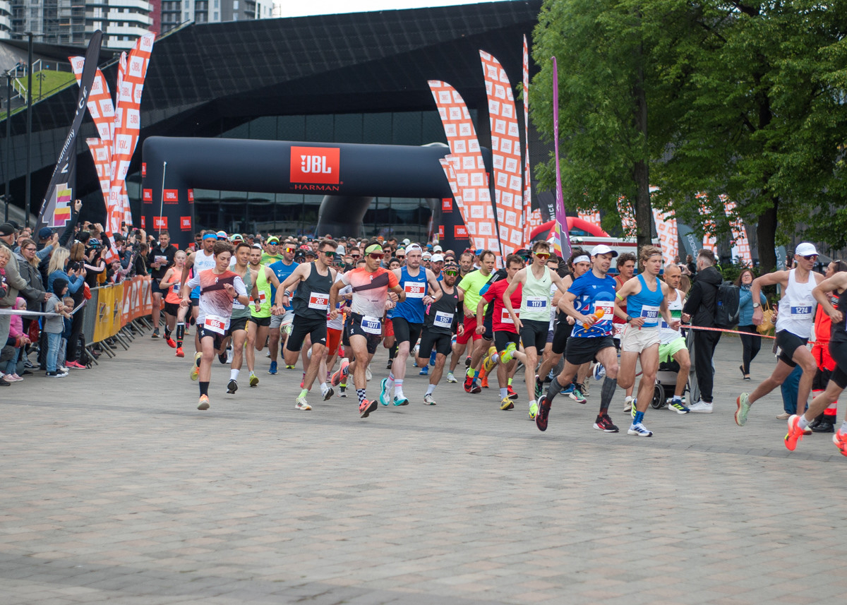 Za nami pierwsza edycja biegu JBL Run Katowice, na starcie pojawiło się półtora tysiąca biegaczy.