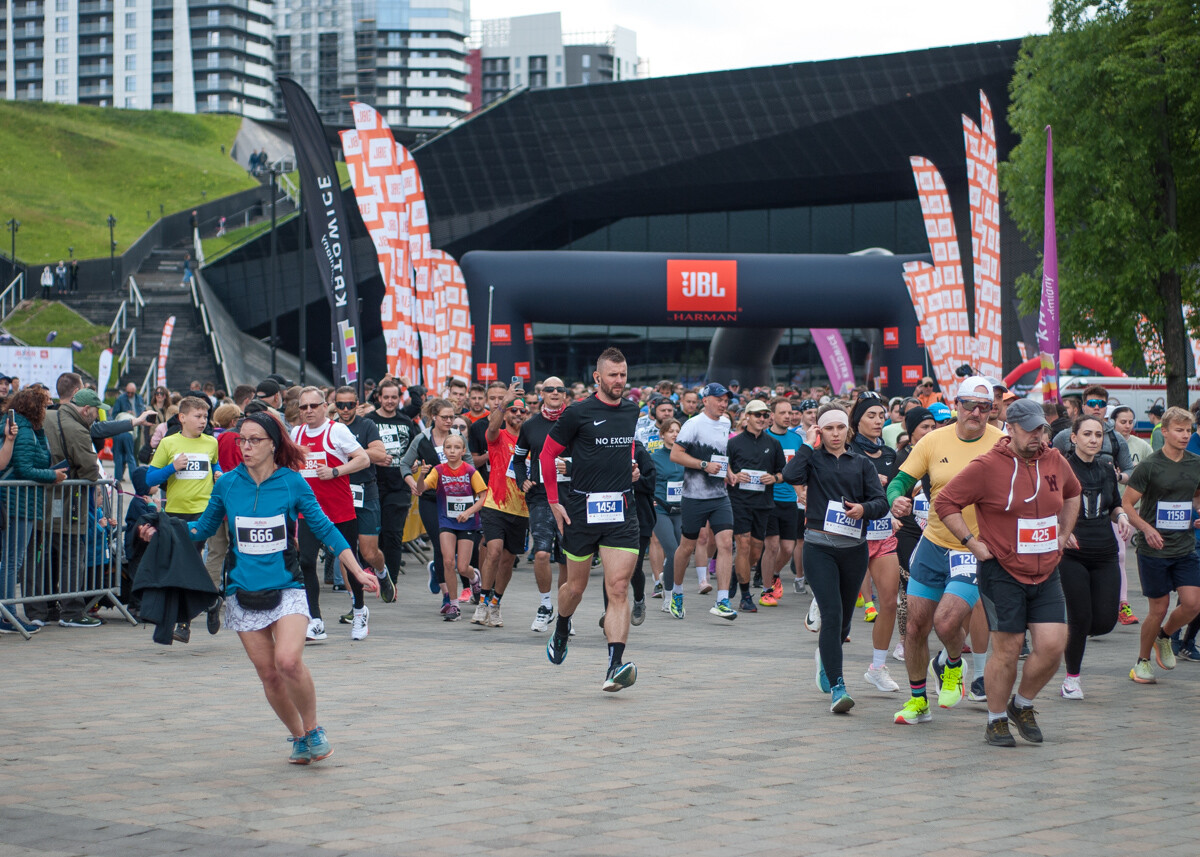 Za nami pierwsza edycja biegu JBL Run Katowice, na starcie pojawiło się półtora tysiąca biegaczy.