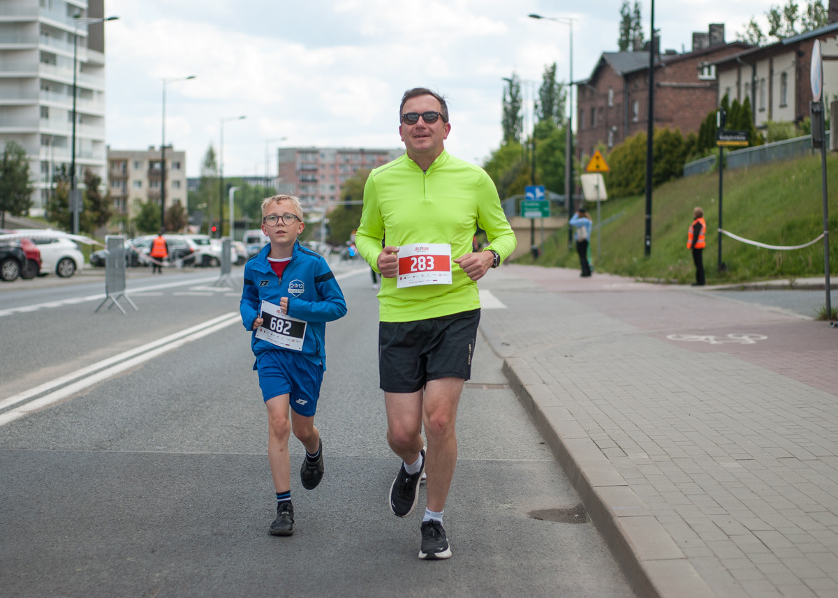 Za nami pierwsza edycja biegu JBL Run Katowice, na starcie pojawiło się półtora tysiąca biegaczy.