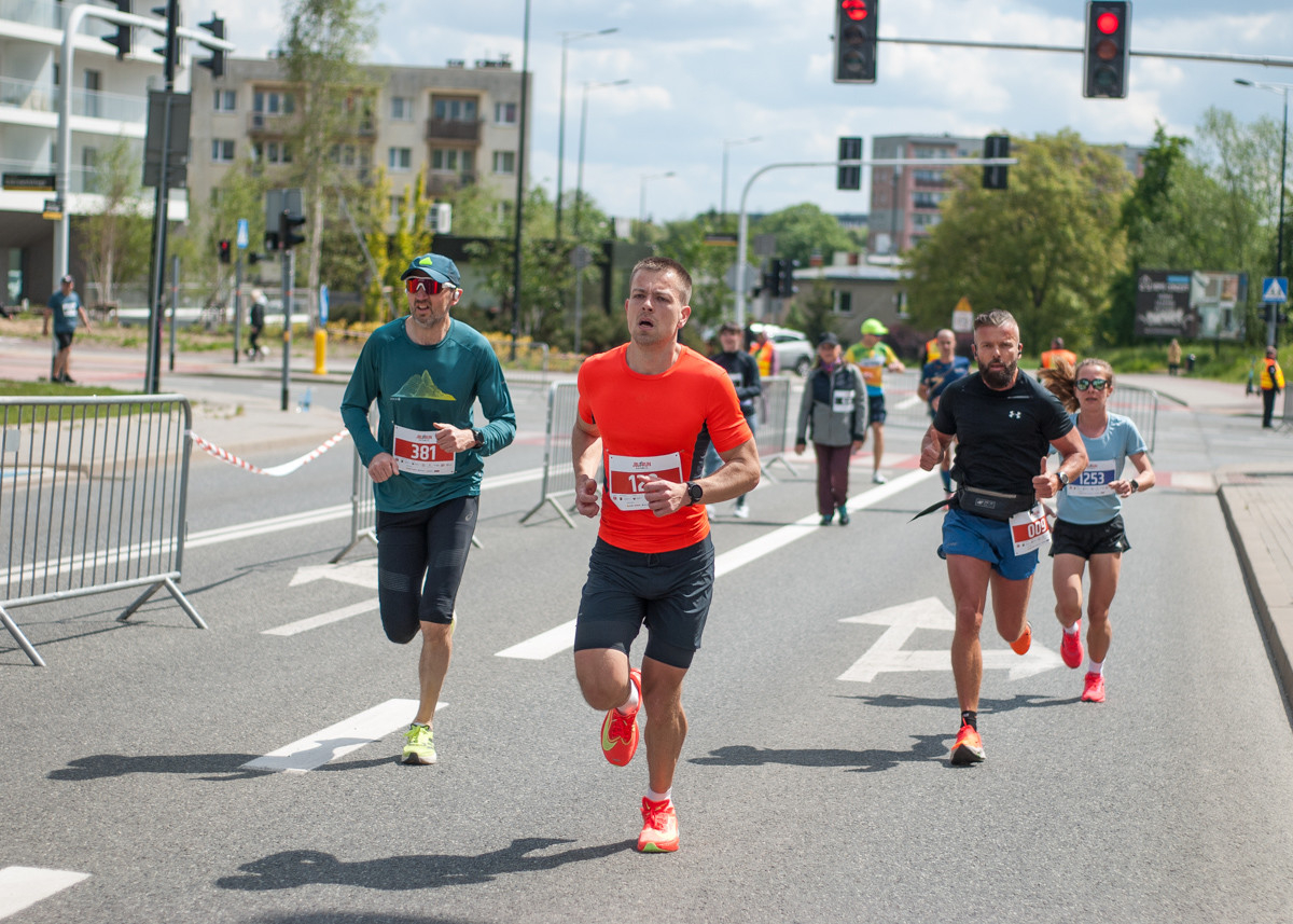 Za nami pierwsza edycja biegu JBL Run Katowice, na starcie pojawiło się półtora tysiąca biegaczy.