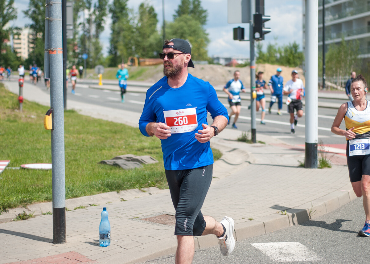 Za nami pierwsza edycja biegu JBL Run Katowice, na starcie pojawiło się półtora tysiąca biegaczy.