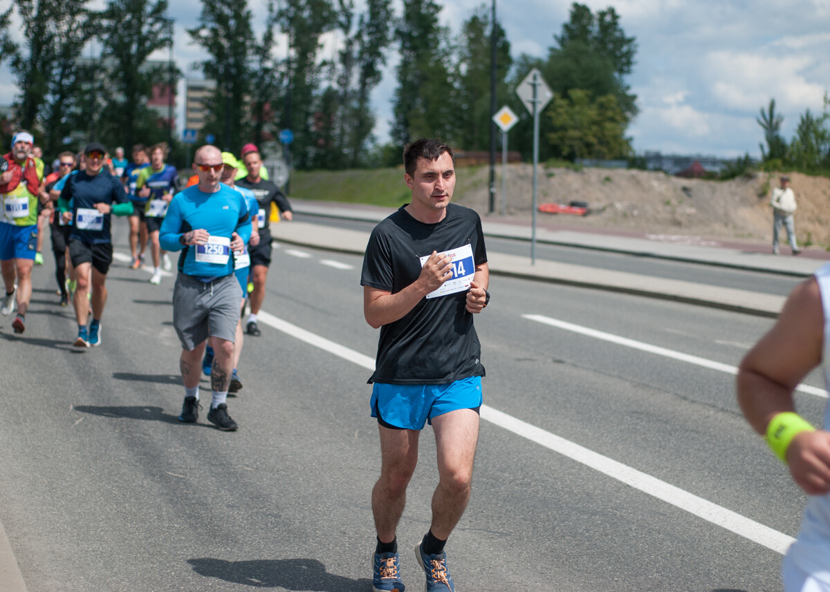 Za nami pierwsza edycja biegu JBL Run Katowice, na starcie pojawiło się półtora tysiąca biegaczy.