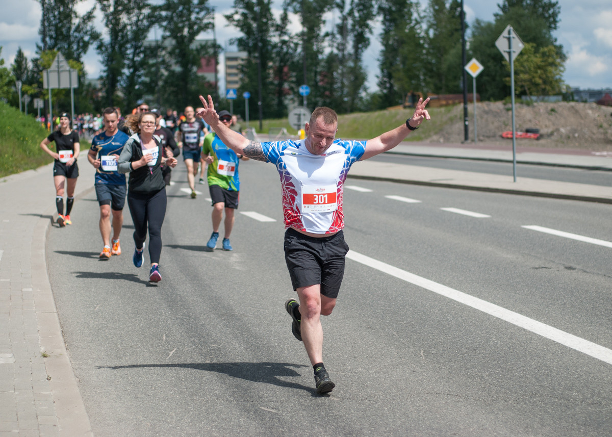 Za nami pierwsza edycja biegu JBL Run Katowice, na starcie pojawiło się półtora tysiąca biegaczy.