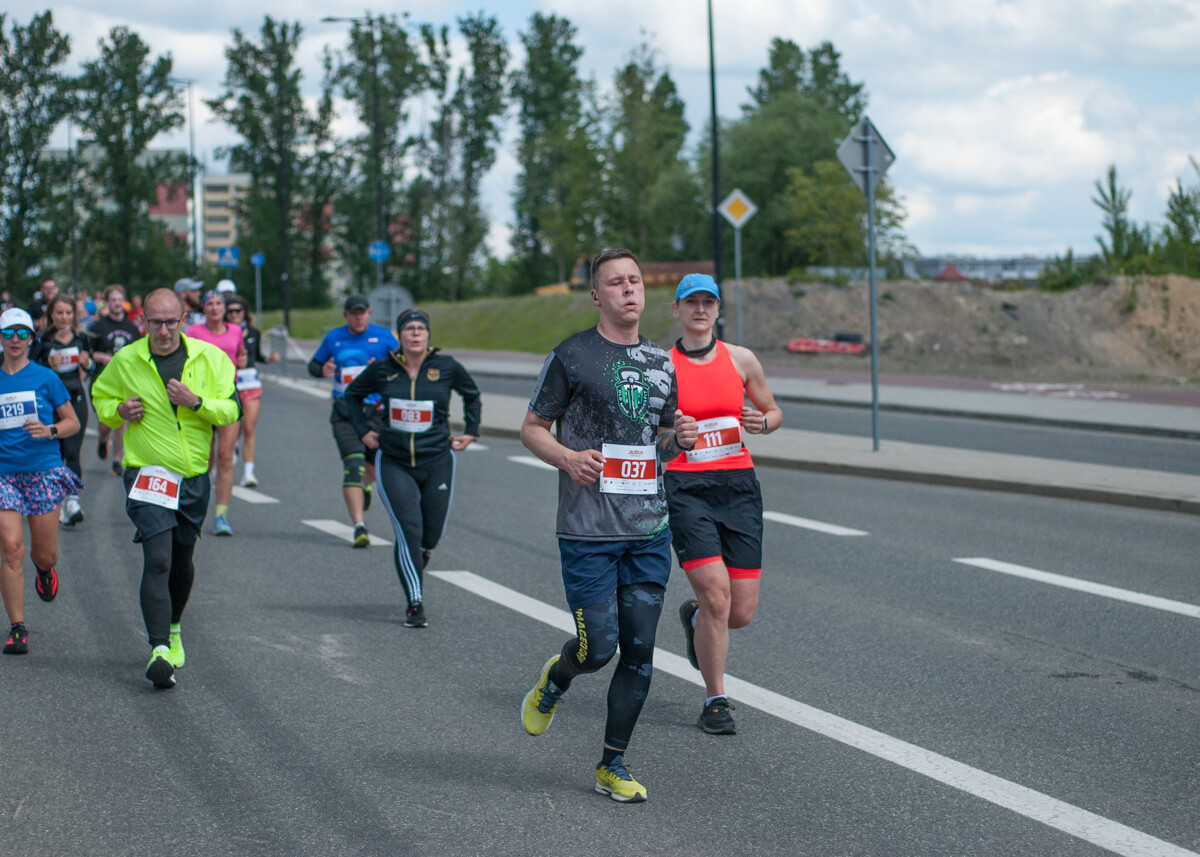Za nami pierwsza edycja biegu JBL Run Katowice, na starcie pojawiło się półtora tysiąca biegaczy.