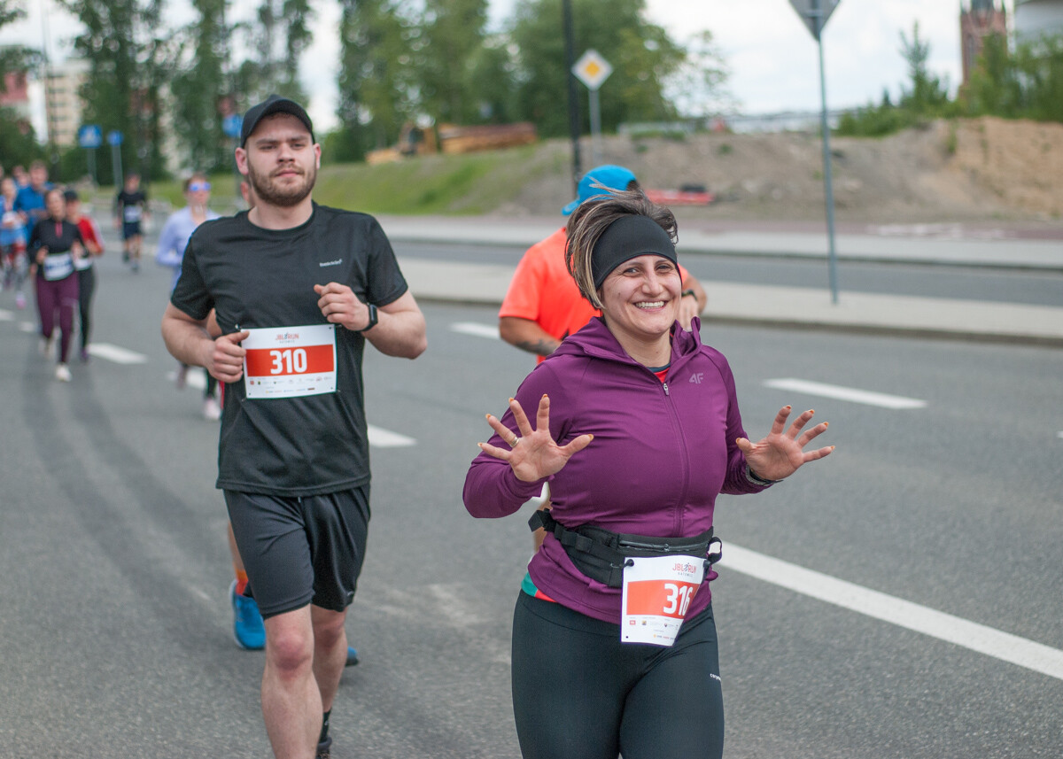 Za nami pierwsza edycja biegu JBL Run Katowice, na starcie pojawiło się półtora tysiąca biegaczy.