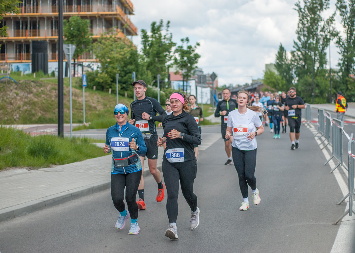 Za nami pierwsza edycja biegu JBL Run Katowice, na starcie pojawiło się półtora tysiąca biegaczy.