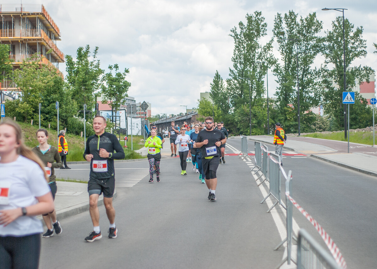Za nami pierwsza edycja biegu JBL Run Katowice, na starcie pojawiło się półtora tysiąca biegaczy.