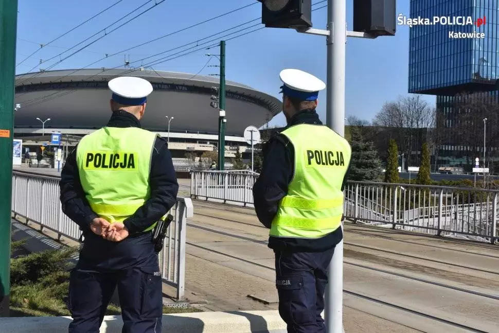 Katowiccy policjanci apelują do mieszkańców o pozostanie w domach