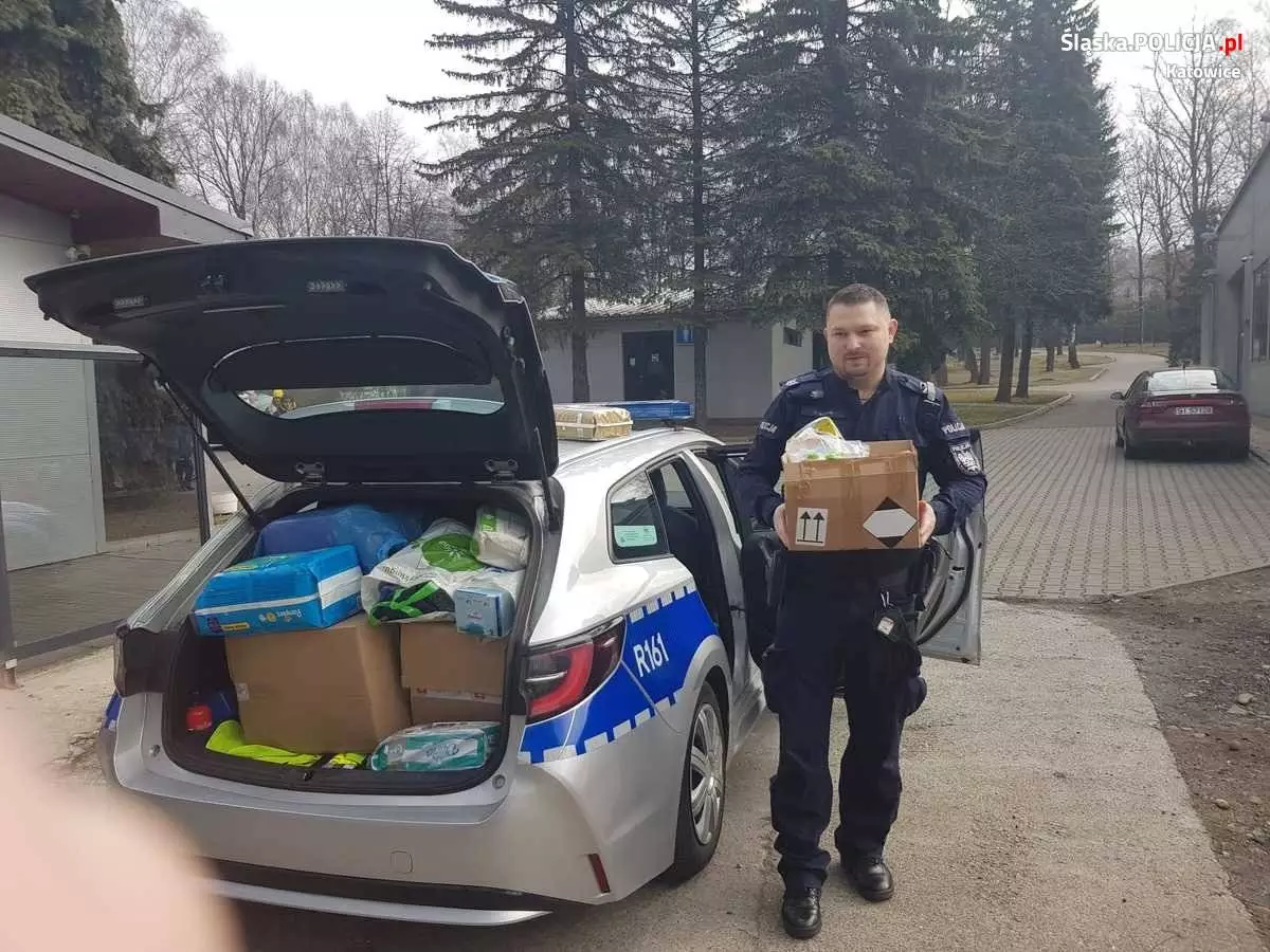 Katowiccy policjanci zorganizowali zbiórk&#281; rzeczy potrzebnych dla uchod&#378;ców z Ukrainy