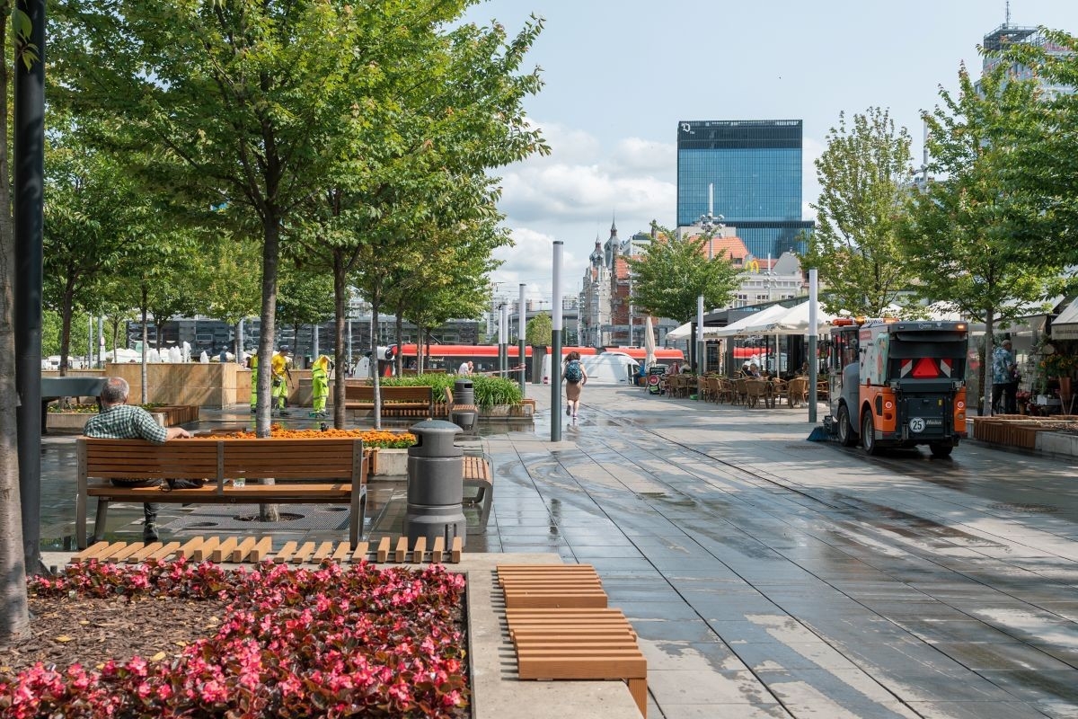 Katowice od podstaw: 8 900 m2 dróg, setki ławek i czyste przystanki