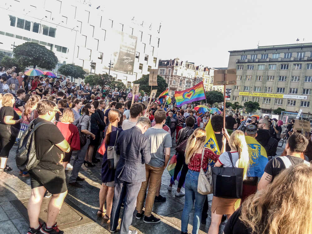 W odpowiedzi na wydarzenia z Białegostoku - ataku na uczestników Marszu Równości - ludzie z całej Polski postanowili wesprzeć mieszkańców stolicy Podlasia. Nie inaczej było w Katowicach, na manifestację przyszło około 200 osób.