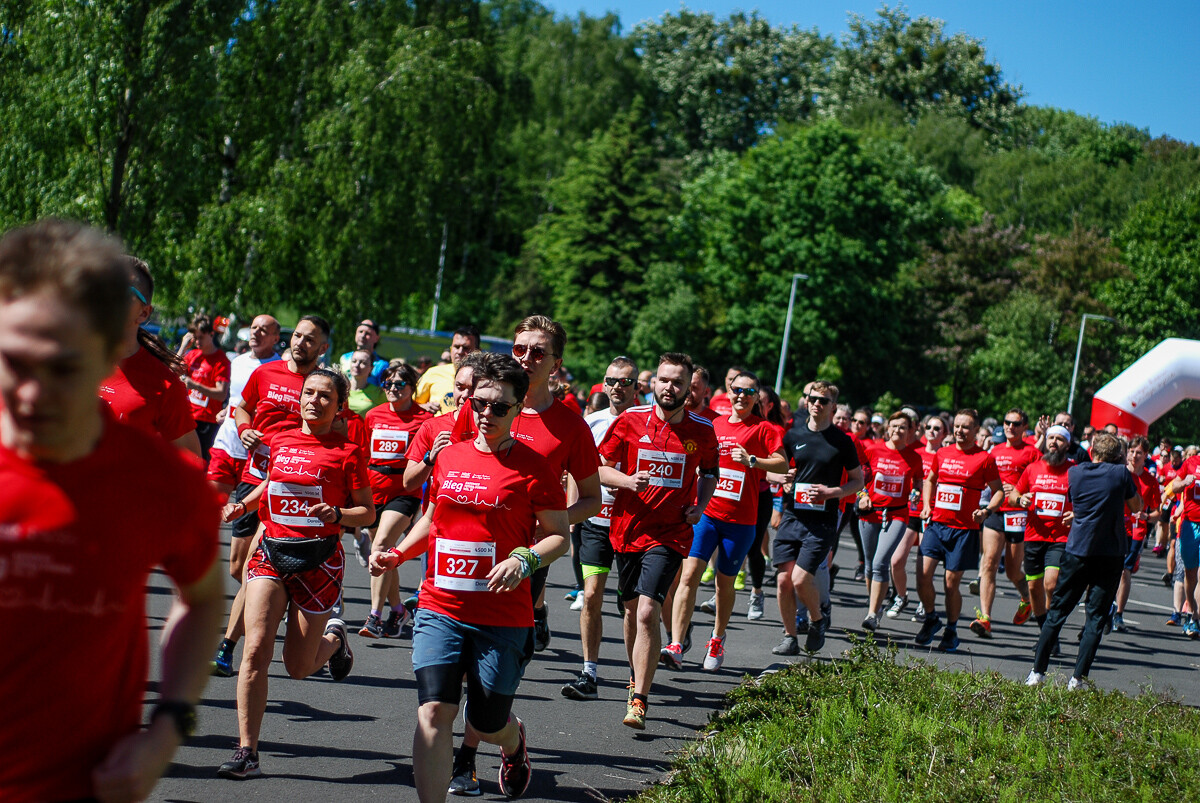 Trzecia edycja zawodów Katowice Tętnią Dobrem, Biegu Krwiodawców za nami. Kilkuset uczestników ruszyło w alejki Parku Śląskiego. Meta była, a jakże, na płycie Stadionu Śląskiego!