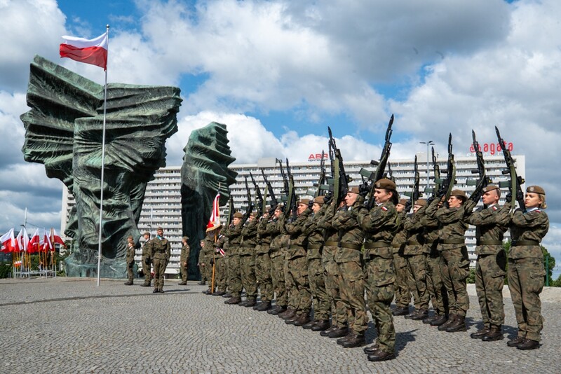 Katowice upamiętniły bohaterów Powstań Śląskich – uroczystości przy pomniku
