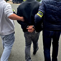 Kierowca bmw próbowa&#322; wr&#281;czy&#263; &#322;apówk&#281; policjantom. Grozi mu 10 lat wi&#281;zienia