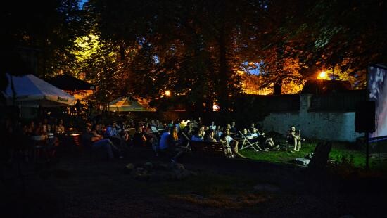 Kino w ogrodzie. Teledyskowa historia pocałunku