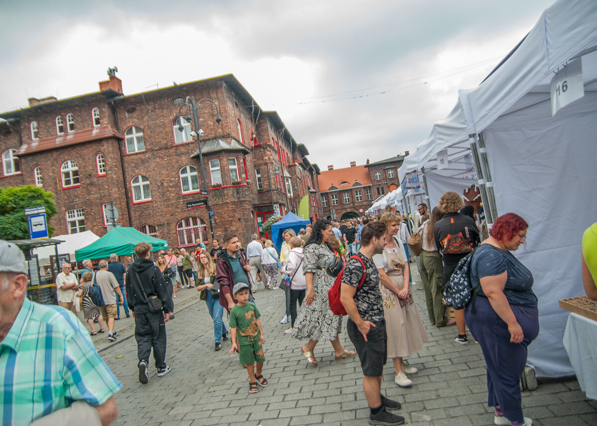 Na Nikiszowcu odbywa się kolejny Jarmark u Babci Anny. Tysiące osób pojawiło się na miejscu, by wziąć udział w corocznej imprezie. Byliśmy i my, mamy zdjęcia oraz kilka nagrań!