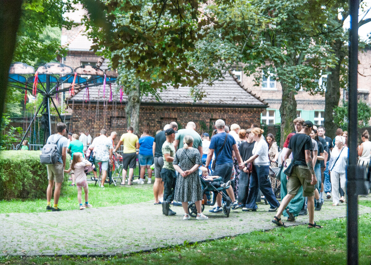 Na Nikiszowcu odbywa się kolejny Jarmark u Babci Anny. Tysiące osób pojawiło się na miejscu, by wziąć udział w corocznej imprezie. Byliśmy i my, mamy zdjęcia oraz kilka nagrań!