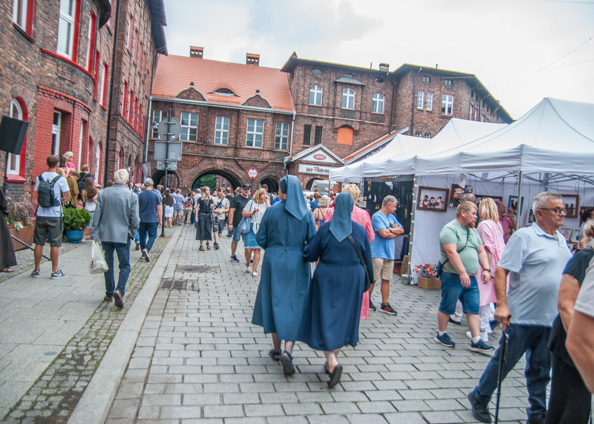 Na Nikiszowcu odbywa się kolejny Jarmark u Babci Anny. Tysiące osób pojawiło się na miejscu, by wziąć udział w corocznej imprezie. Byliśmy i my, mamy zdjęcia oraz kilka nagrań!