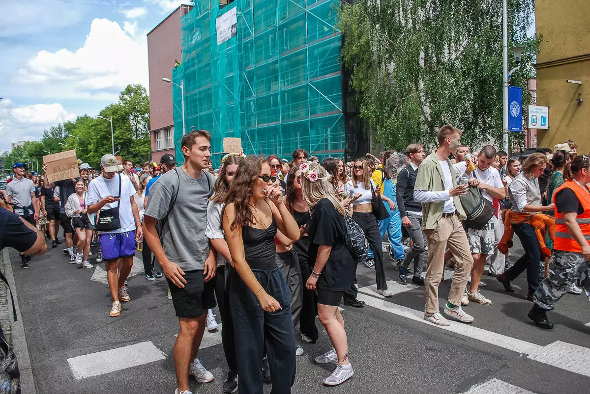 Kolorowy tłum żaków przeszedł przez centrum Katowic, inaugurując tym samym Juwenalia Śląskie 2024. Mamy zdjęcia i znamy program tegorocznej imprezy!