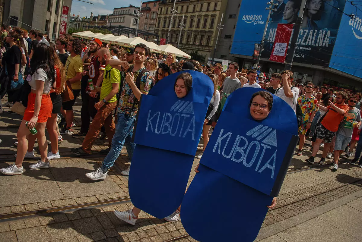 Kolorowy tłum żaków przeszedł przez centrum Katowic, inaugurując tym samym Juwenalia Śląskie 2024. Mamy zdjęcia i znamy program tegorocznej imprezy!