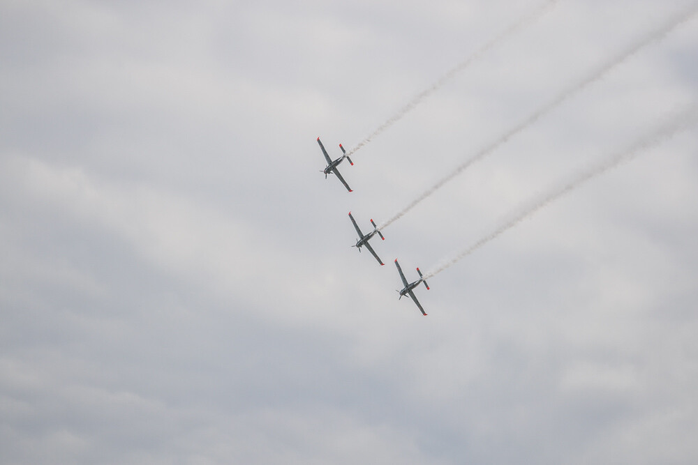 Trwa Fajera - Air-Piro & Moto Show na Muchowcu. Tysiące ludzi obserwuje akrobacje lotnicze, pojazdy wojskowe i fantastyczne samochody.