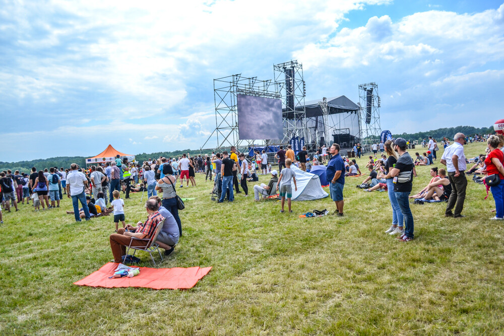 Trwa Fajera - Air-Piro & Moto Show na Muchowcu. Tysiące ludzi obserwuje akrobacje lotnicze, pojazdy wojskowe i fantastyczne samochody.